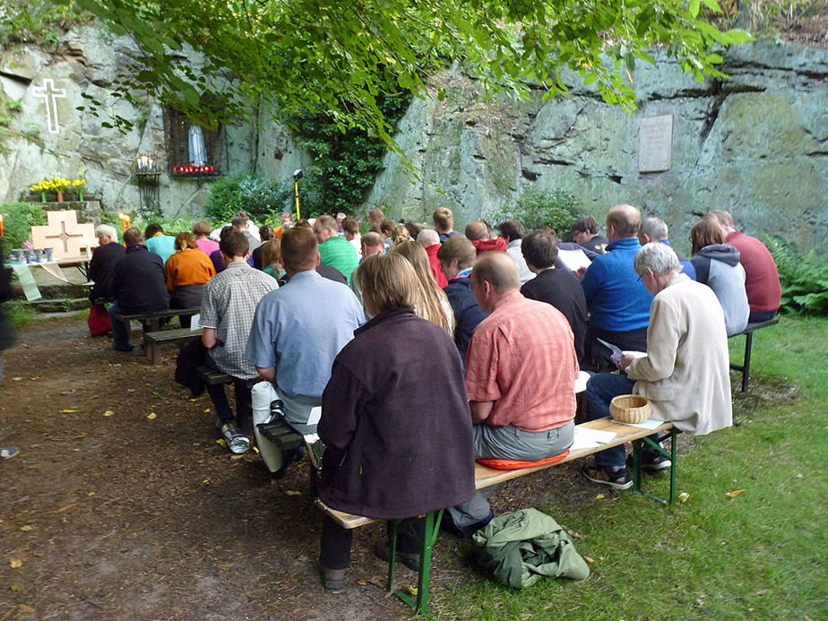 Wallfahrer aus Meschede besuchten die Fatima Grotte (Foto: Karl-Franz Thiede)